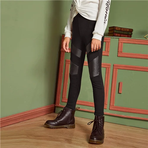 SHEIN Kiddie/черные однотонные штаны из контрастной искусственной кожи с высокой талией для девочек; детские штаны; коллекция года; Осенние повседневные брюки с эластичной резинкой на талии для детей - Цвет: Черный