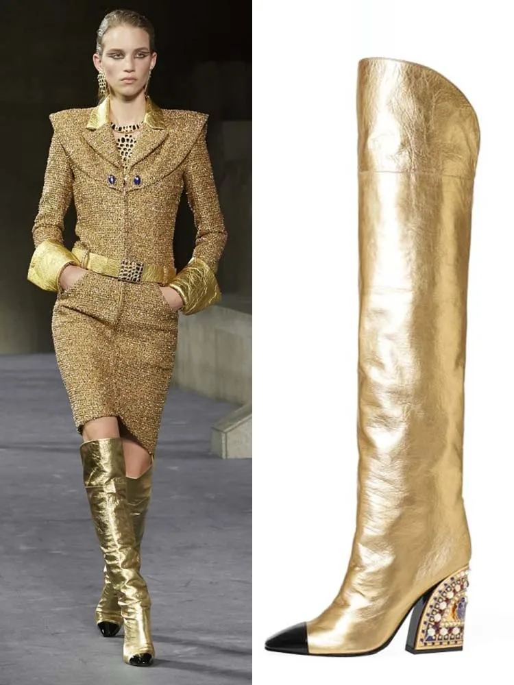Модные женские сапоги выше колена золотистого цвета в египетском стиле; черные женские сапоги выше колена с острым носком, украшенные жемчужинами и бусинами, на не сужающемся книзу массивном каблуке