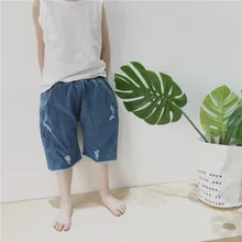 Новинка года; сезон лето; детская одежда в Корейском стиле; джинсовые шорты свободного кроя с дырками для мальчиков; Чистый хлопок