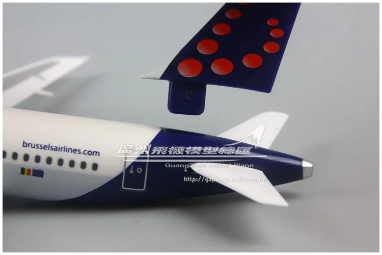 Брюссель авиакомпаний Брюссель Аэробус A319 1: 200 в собранном виде Пластик с трёхмерными чертёжами 17 см для детей и взрослых Рождественский подарок на день рождения
