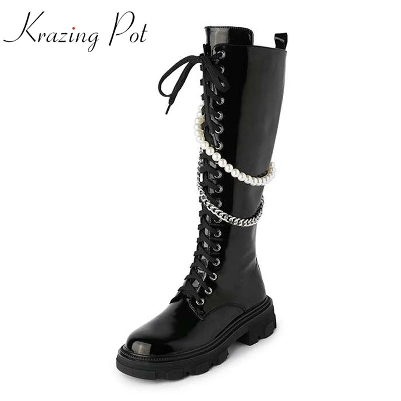 

Krazing Pot Cow Leather Med Heels Wrinkled Patent Leather Equestrian Boots Pearl Metal Chain Fashion Lace Up Knee High Boots L11