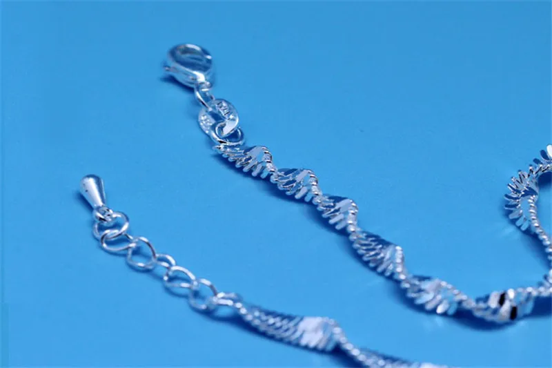 2497761045_694448036