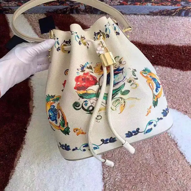 

2019 New Retro -printed Drawstring Bucket with Lock Button, Single Shoulder and Obique Span Bag and Large Capacity Ladies Bag