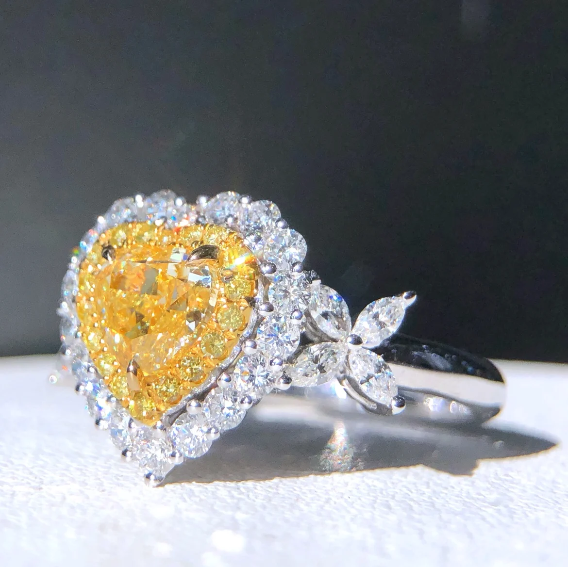 ハート形1.01ctイエローダイヤモンド固体18 18kゴールドウェディング婚約女性のリングのためのダイヤモンドリングtx