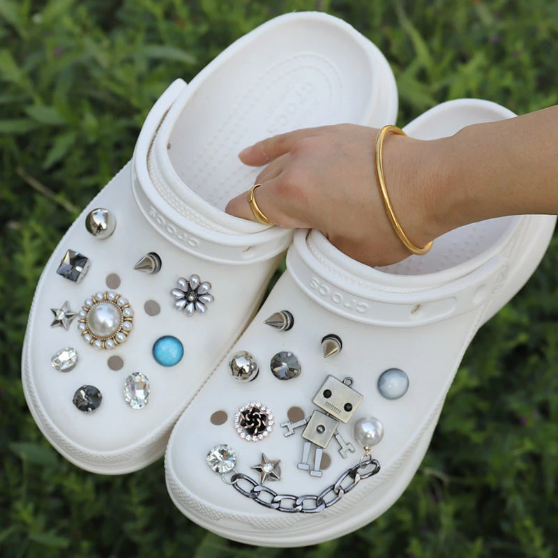 para cocodrilo Charms diseñador de de imitación decoración de zapatos Charm negro Punk JIBS zuecos mujeres niñas regalos|Decoraciones de calzado| - AliExpress