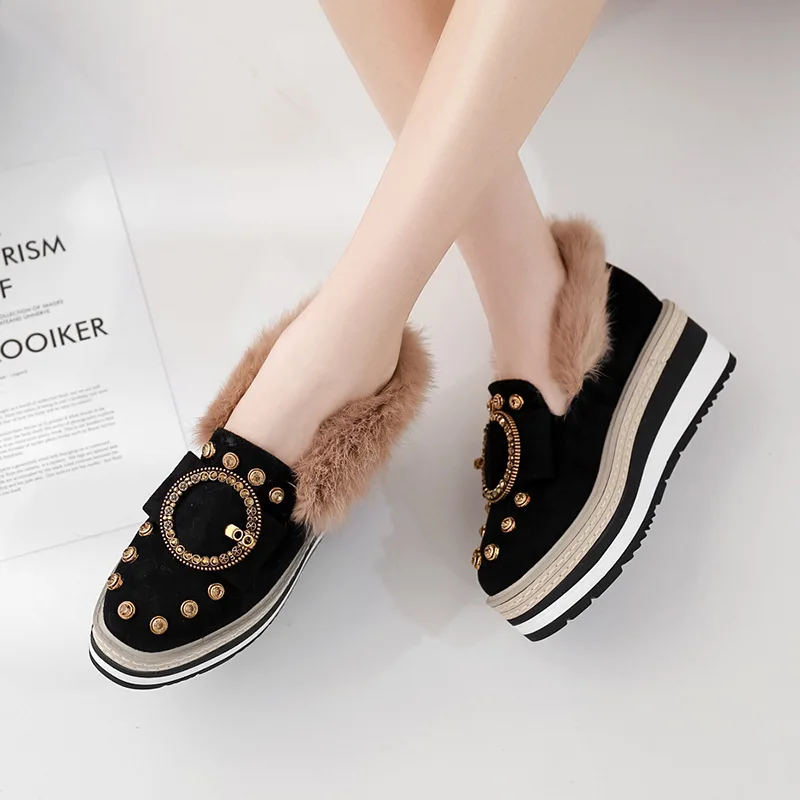 Криперы на толстой подошве, с металлической пряжкой, с заклепками; обувь с перфорацией типа «броги» женская обувь черного цвета из флока и плюша; меховая обувь на плоской платформе; мокасины на платформе; на танкетке высотой increase2020 - Цвет: Черный