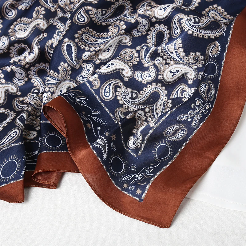 Рисунок 3 - Женский квадратный шарф с принтом пейсли