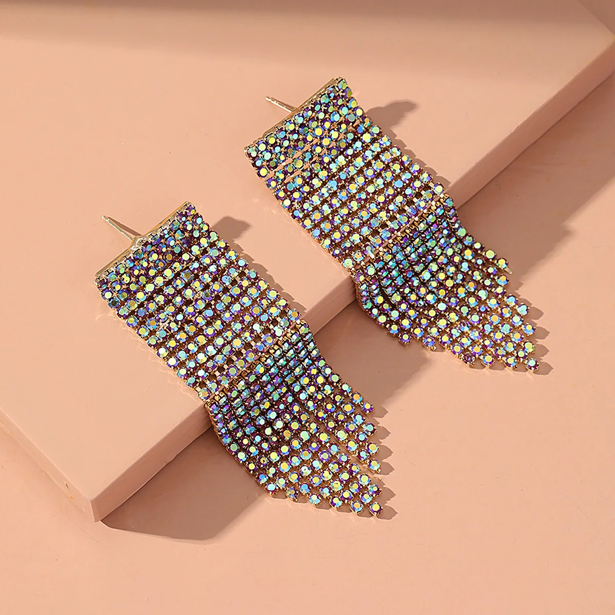 Фото Новое поступление серьги-гвоздики со сверкающими бриллиантами с кисточками