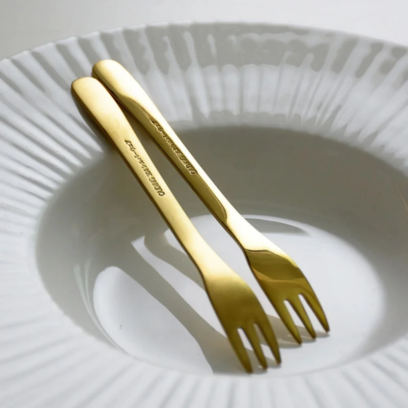 

Retro Three-toothed Cake Fork 304 Stainless Steel Cake Fork Dessert Fruit Fork Reusable Tableware Kitchen Gadget Forks1