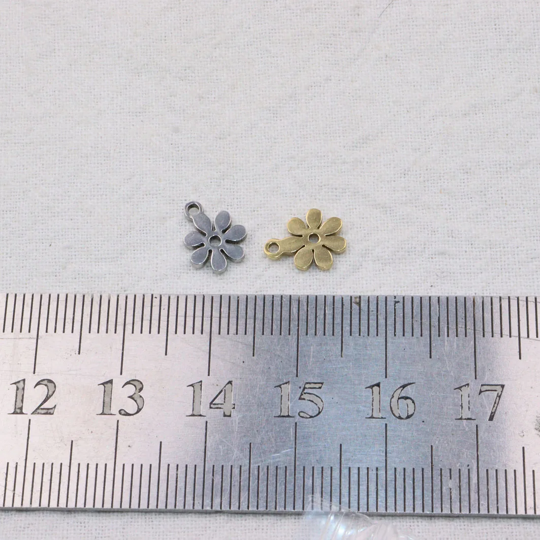 10pcs 8mm Wholesell 스테인레스 스틸 미니 꽃의 매력 펜던트 소녀 DIY 목걸이 귀걸이 팔찌 Unfading 무색 2 색