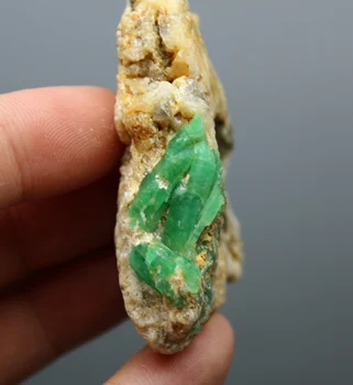 

40g Natural gem-grade green emerald mineral specimen crystal specimens stones and crystals quartz crystals from china