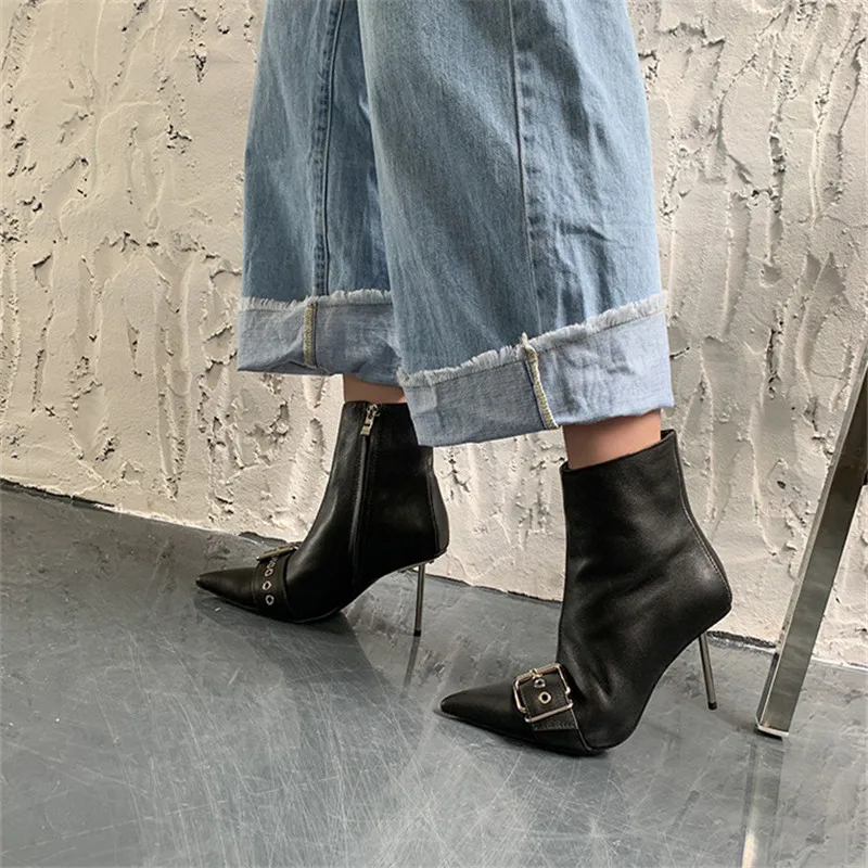 Black Heel 8 cm Новинка года; женские ботинки с острым носком, украшенные металлической пряжкой; новые ботинки в байкерском стиле; удобные ботинки из натуральной кожи на тонком металлическом каблуке с боковой молнией - Цвет: Black Heel 8 cm
