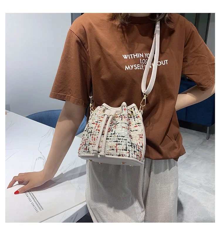 

The new 2019 fashion large-capacity shoulder bag color wool slung a small bucket bag