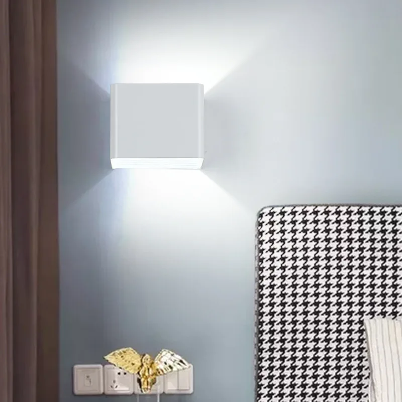 Настенный светильник светодиодный квадратный корпус для внутреннего освещения.