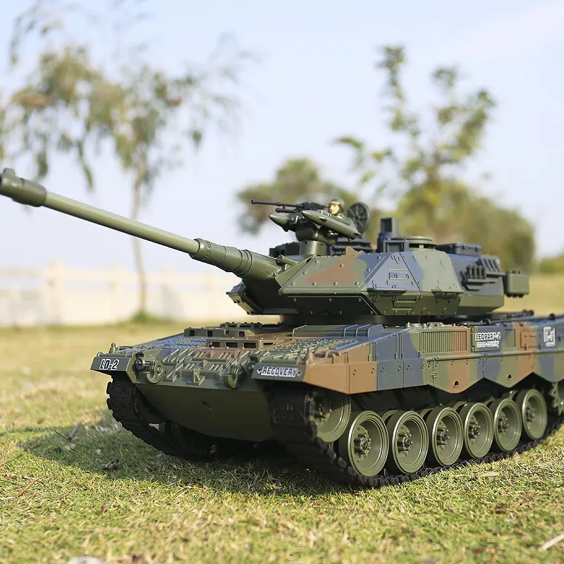 

Vertical Cheng Feng 2.4G Remote Control Vibration Smoke Shoot Bullets Battle Tank 1: 18 Electric Rechargeable Toy Car-