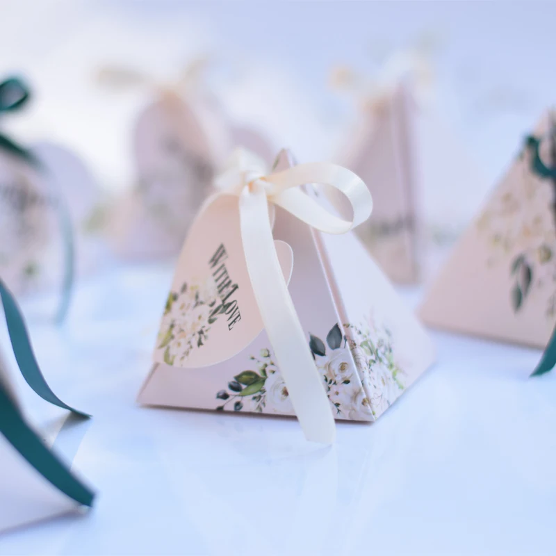 100 шт Новые Треугольные пирамиды белые зеленые сладкие коробки для конфет с цветами+ бирки в форме сердца вечерние сувениры на свадьбу подарочная коробка