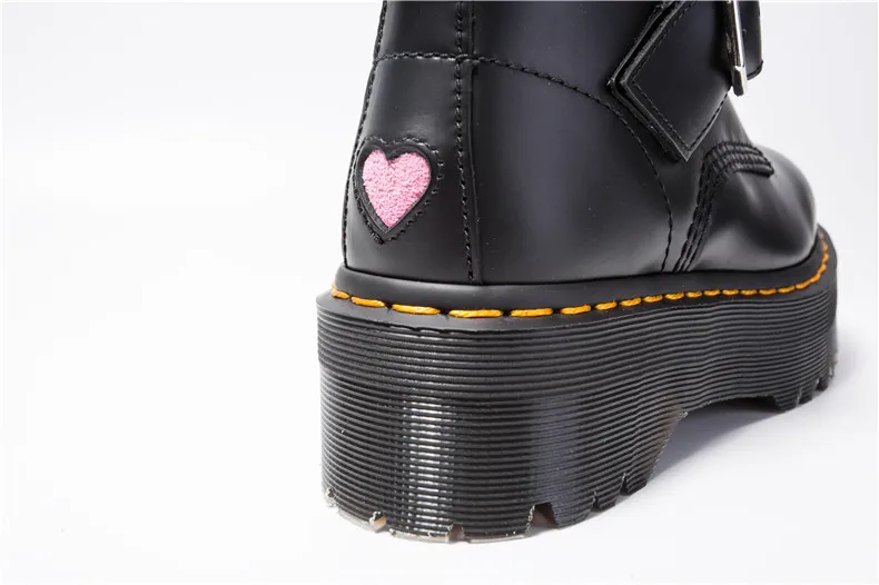 Женские ботинки; обувь из искусственной кожи на толстом каблуке; черные ботинки; ботинки с пряжкой в форме сердца; ботильоны в байкерском стиле; обувь на платформе