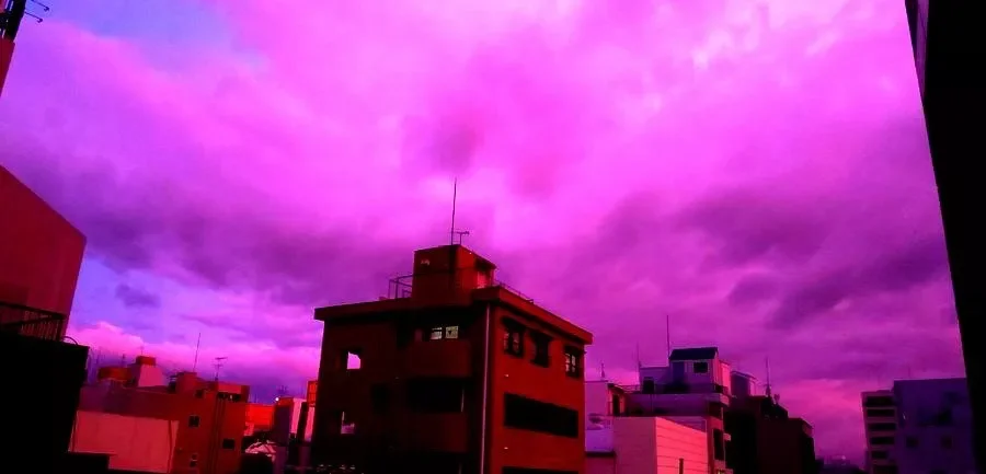 日本台风逼近 网友拍下奇幻天空:宛如魔界降临-萌宅社|一个ACG资源基地、绅士之家Σ(゜ロ゜;)