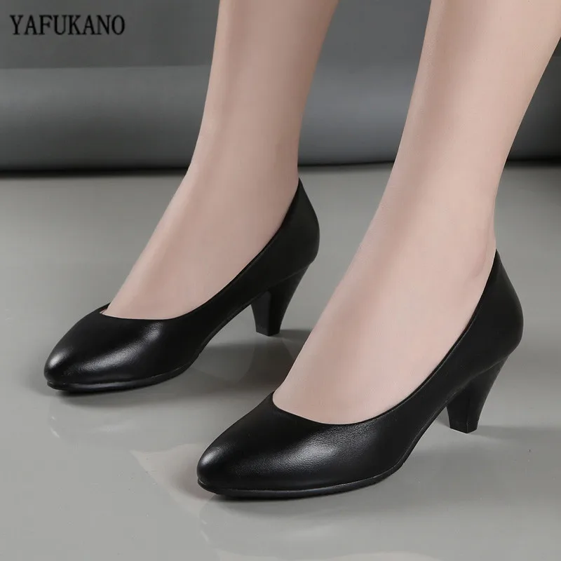 De talla grande 34-42 de cuero de las mujeres de tacón medio bombas 2020 nuevo de alta calidad Zapatos clásicos negro zapatos de tacones altos Oficina zapatos de las señoras