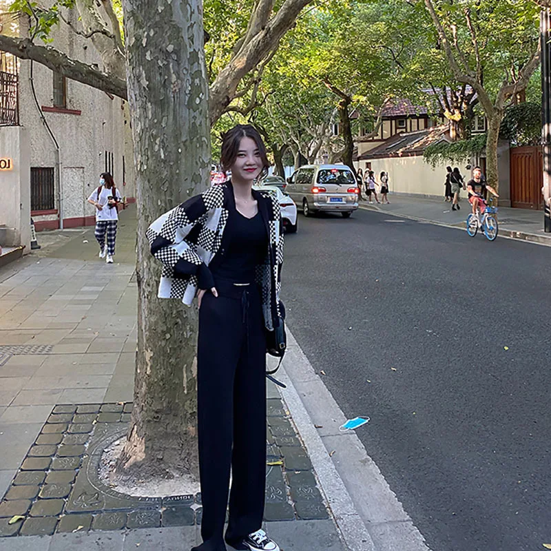 

Autumn women's black and white plaid cardigan jacket women's outer wear 2020 early autumn new knitted sweater all-match