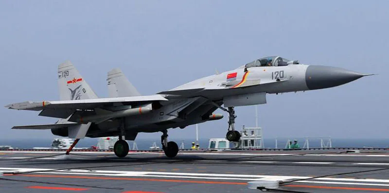 1/100 весы темно-синяя армейская китайская J-15 аналогичная Россия Су 33 Боевая модель самолета Сокол игрушки для взрослых и детей displaycollects