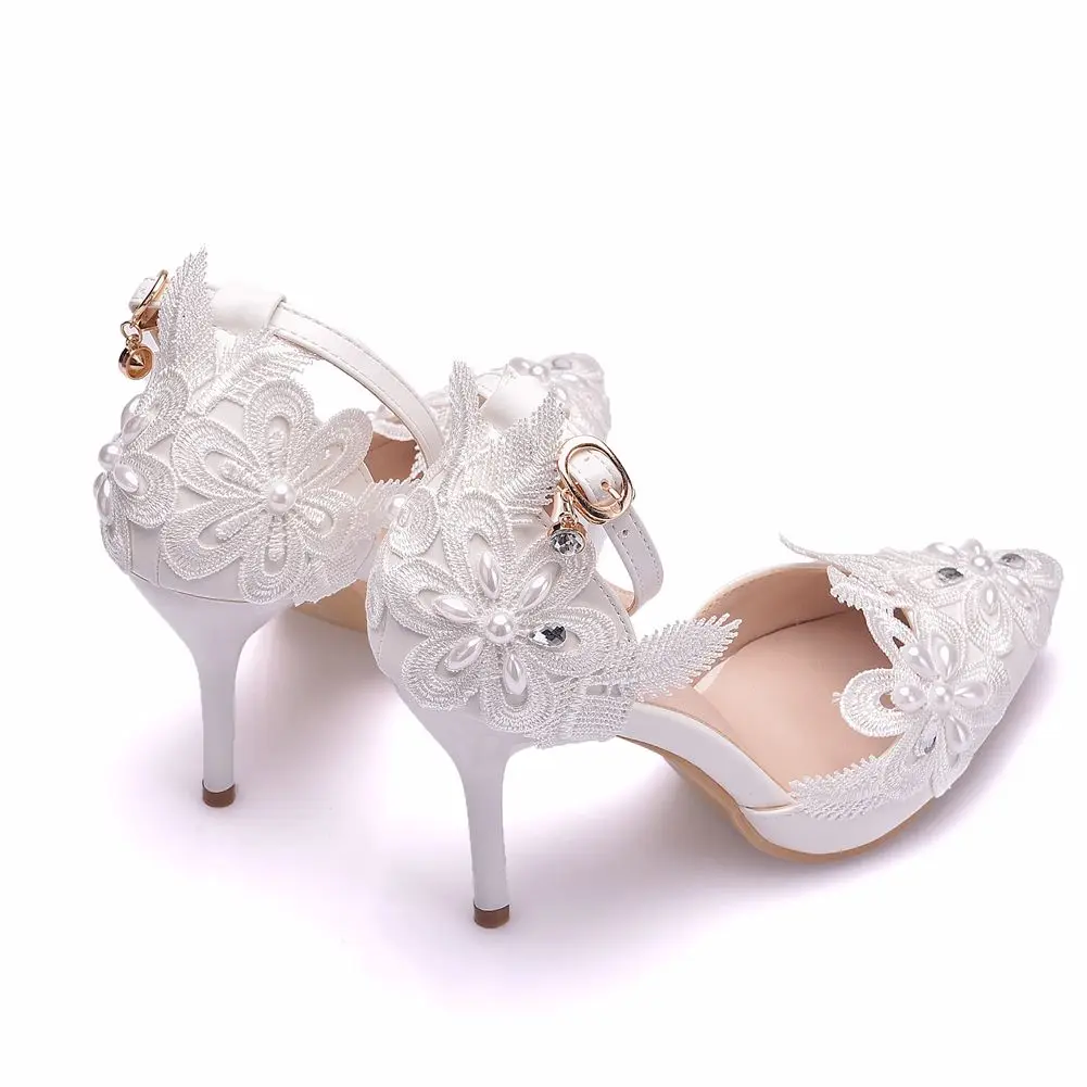 Королевская женская обувь с украшением в виде кристаллов; белые кружевные туфли на высоком каблуке для торжеств; свадебные туфли; красивые туфли-лодочки с острым носком; сандалии