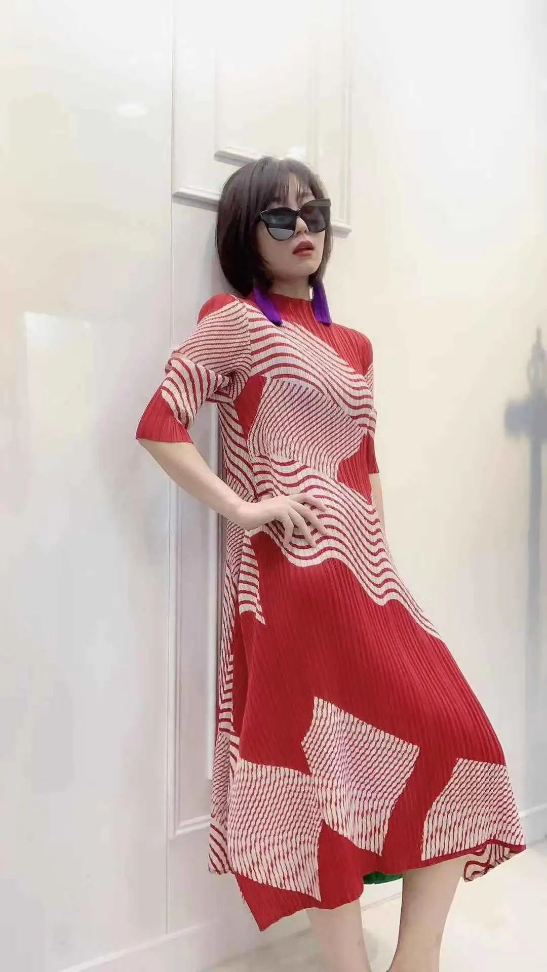 Горячая Miyake Fold геометрический принт Стенд шеи Половина рукава большое платье доступно трапециевидной формы