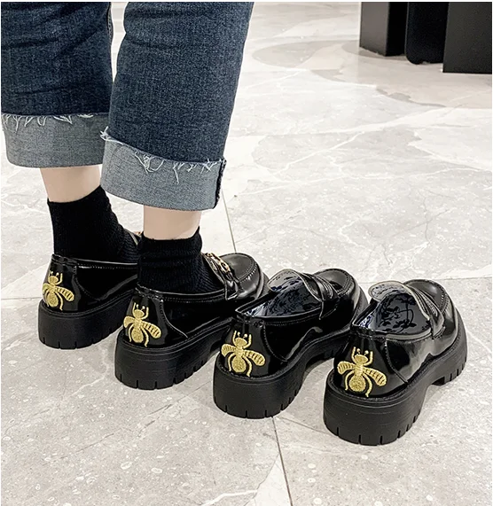 Zapatos de cuero pequeños de estilo británico para mujer, mocasines con plataforma y hebilla de abeja, novedad de Otoño de 2021