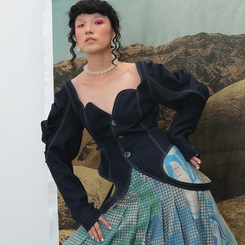 

2019 New Autumn Cournt Styles V-neck Bust Circle Deisgns Denim Bandage High Waist Sexy Short Coat Female Trench L260