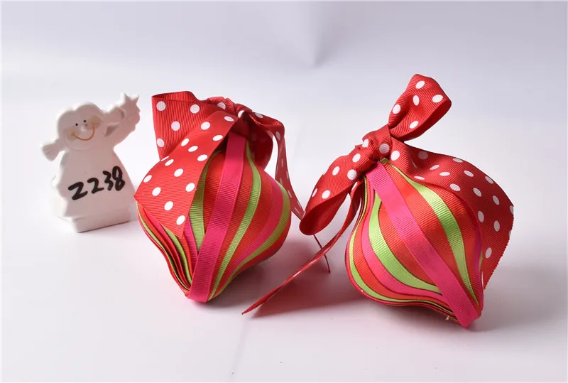 

Festively decorated decorative pendant red and green cloth onion ball pendant and golden glitter anise star pendant