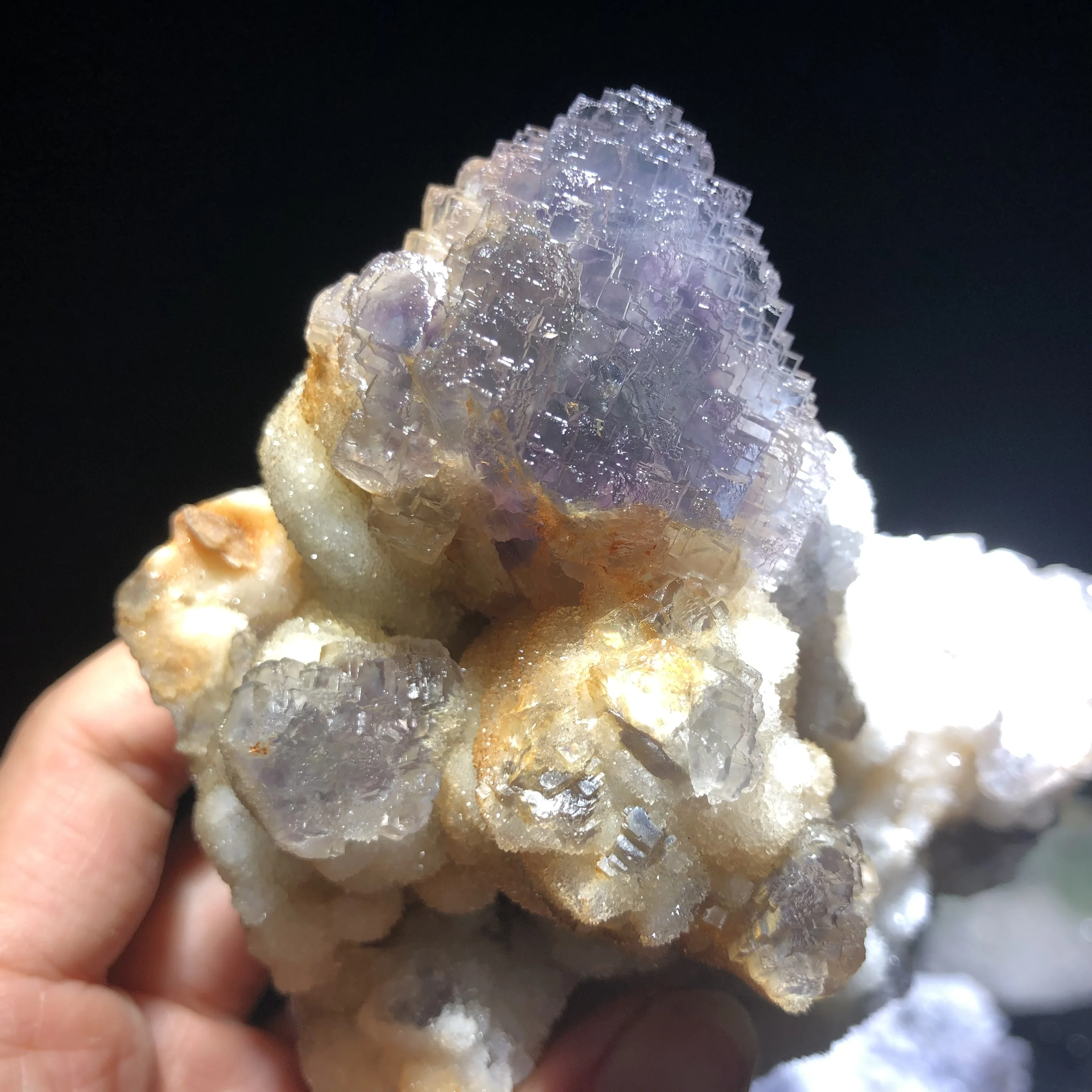 

465,7 г натуральная октахедрическая лестница фиолетовое сердце флюорит и кварцевый симбиотик протолита для украшения дома минеральные образцы