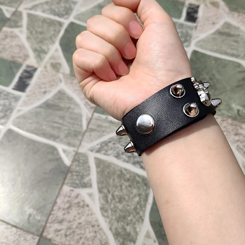 Jenia パンクレザーカフブレスレット 調節可能なストラップ ラップブレスレット アームアーマーカフ ゴシックレザーリストバンド メンズ ボーイズ レディース