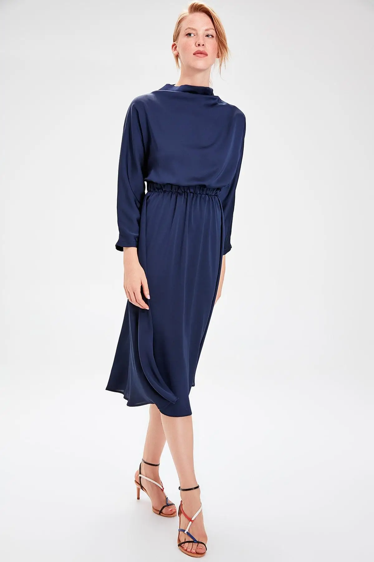 

Trendyol Navy Blue Back Low-Cut Dress TWOAW20EL0226