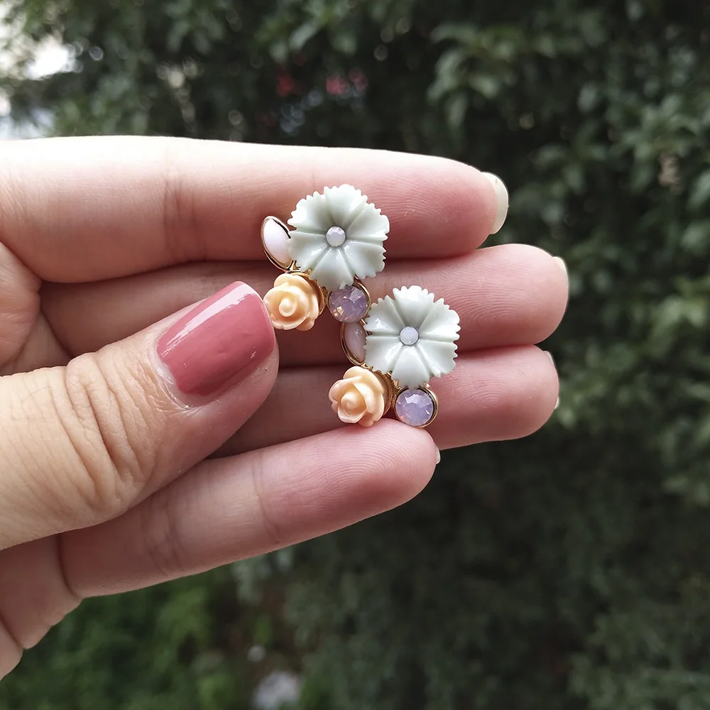 

Wholesale New Korean Style Resin Flower Earrings Simple Sweet Rose Flower Stud Earrings Temperament Bridal Jewelry Gifts Girls