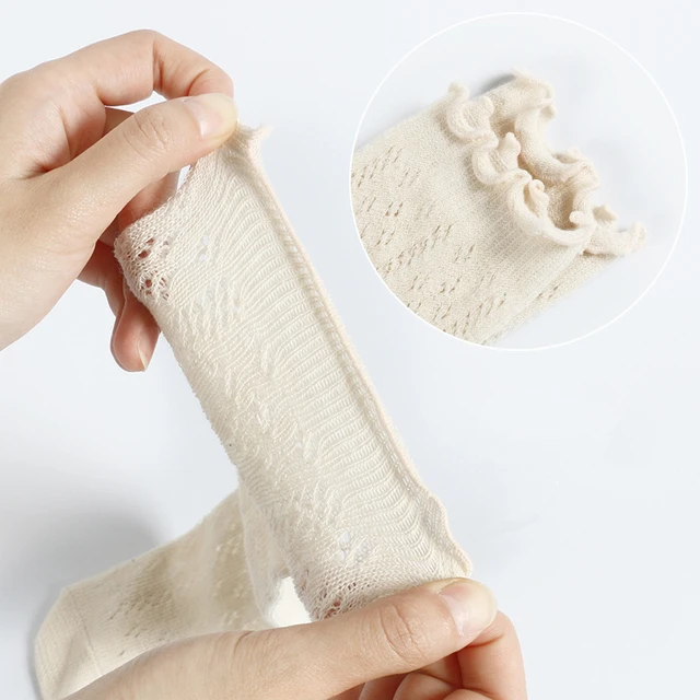 세련된 할로우 아웃 패턴과 다양한 색상 옵션이 특징인 어린이와 성인 모두에게 이상적인 귀여운 무릎 높이 양말