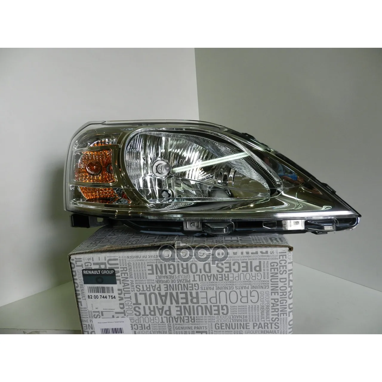 Фара Прав Facelift Dacia: Logan 1.2-1.6/1.5dci RENAULT арт. 8200744754