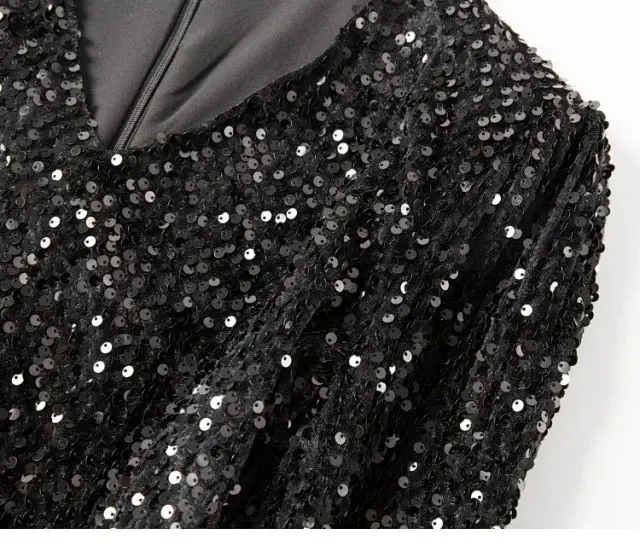 Черное женское платье с v-образным вырезом и блестками