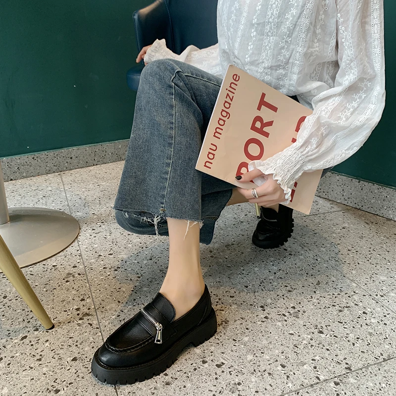 Chaussures femmes; коллекция года; женские оксфорды в британском стиле с круглым носком и металлическими украшениями; разные цвета; трендовая Брендовая обувь на молнии