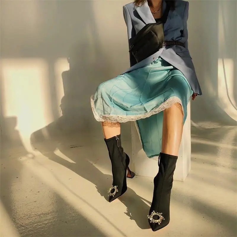 Scarpe donna/зимние женские ботильоны с острым носком; Цвет Черный; короткие женские туфли на высоком каблуке с цветочным узором и кристаллами; женская обувь; botas mujer