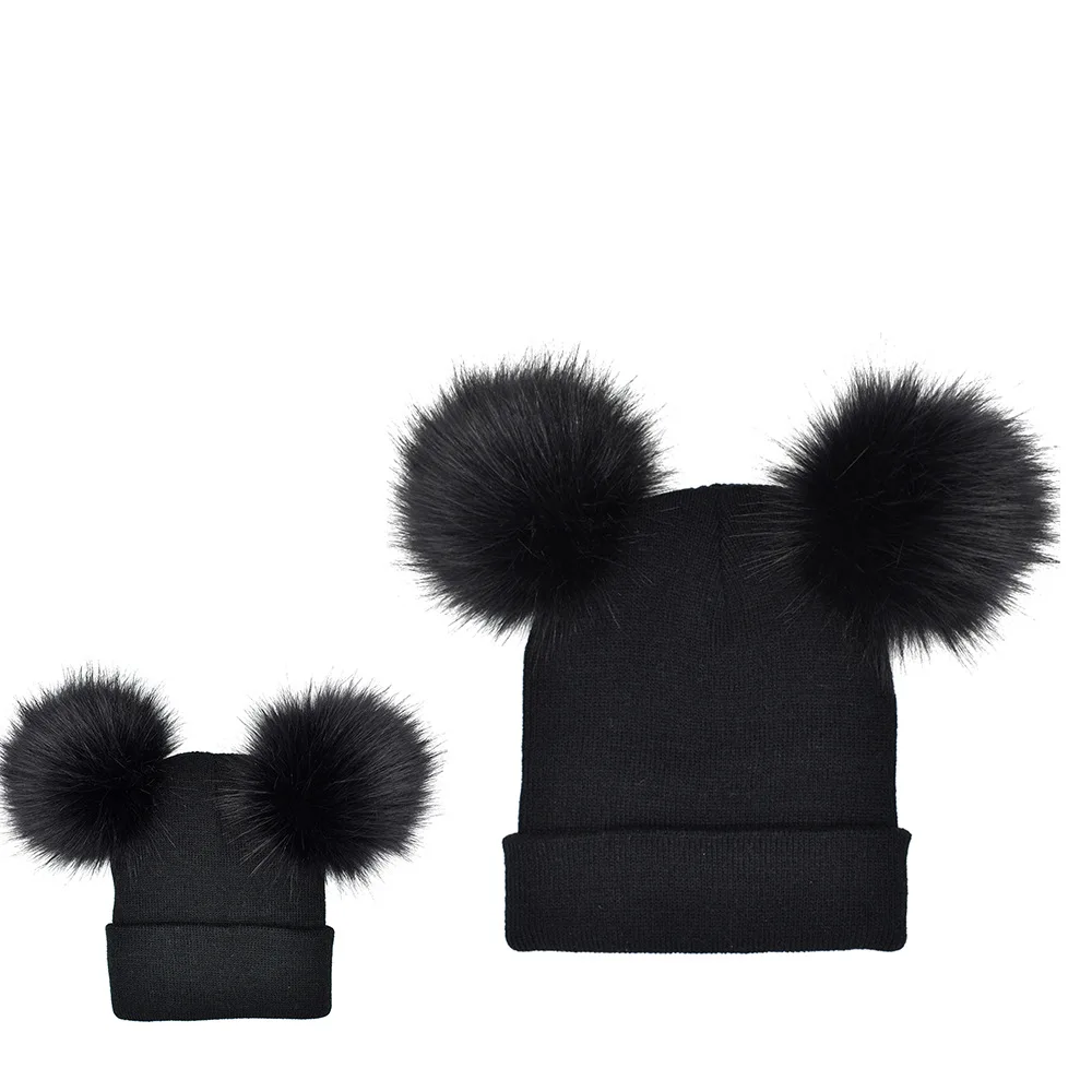 black set 2 шт./компл. для малыша и мамы; трикотажные Шапки с искусственным меховым помпоном, головные уборы, Семейные комплекты Шапки в форме ручки с двумя шарами енота зимние теплые детские вязаные шапки семейная одежда - Цвет: black set