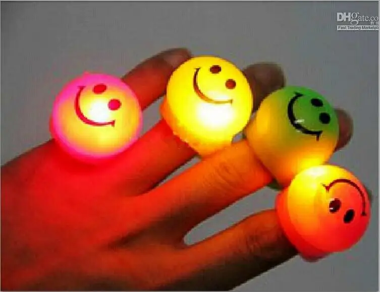 Популярный светодиодный фонарик для выпускного вечера с улыбающимся лицом, кольца на палец, ручной лазерный светильник, детские игрушки, эластичные резиновые мигающие вечерние кольца для бара