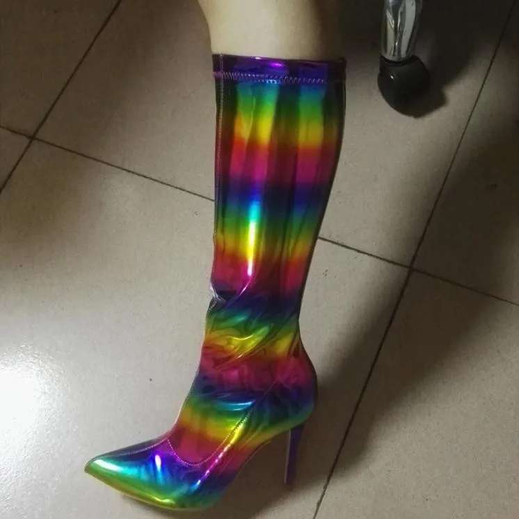 

Блестящие женские ботинки