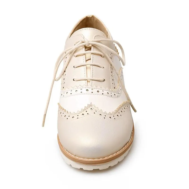 Женская обувь на плоской подошве; повседневные туфли-оксфорды в британском стиле; женская обувь из воловьей кожи на толстой мягкой подошве с вырезами и шнуровкой; Женская обувь в стиле Дерби из лакированной кожи в консервативном стиле