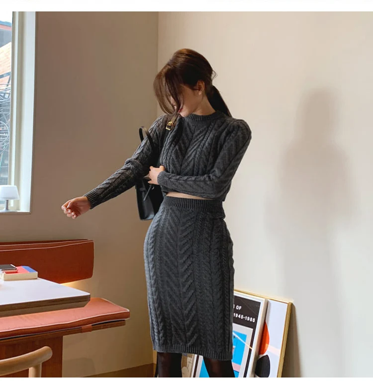 Зимний комплект из двух предметов свитер серый длинный рукав тонкий укороченный топ облегающая юбка миди Женский вязаный костюм платье