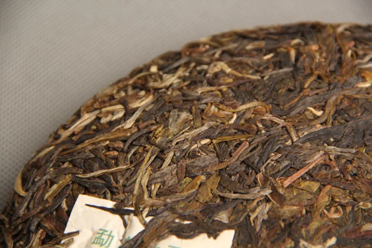 Menghai Pu'er Gong Bing Royal Pu'er Sheng Pu-erh 357 г