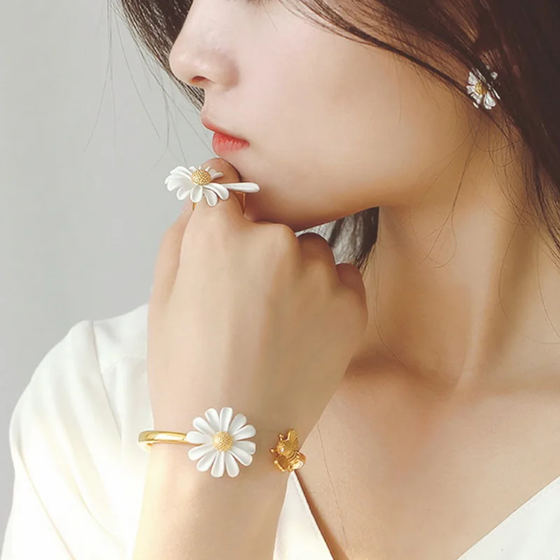 2021 New Spring White Enamel Daisy Flower Vintage Elegant Simple Opening Rings for Women Jewelry Party Gifts