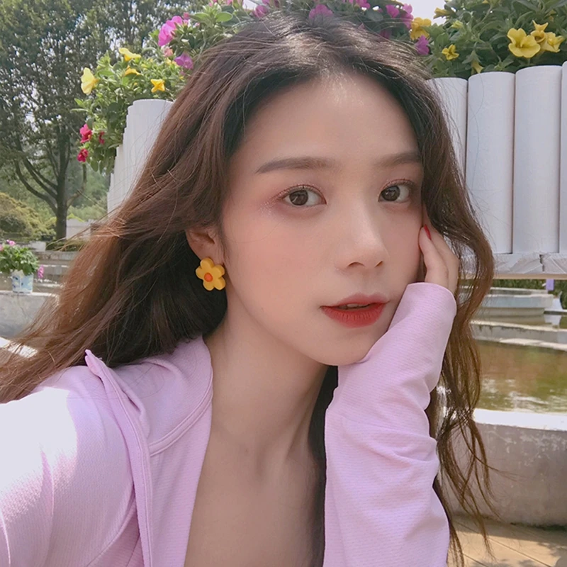 

AOMU 2019 Korea Cute Simple Colorful Flower Geometric Daisy Resin Small Stud Earrings for Women Girl Party Jewelry Gift Bijoux