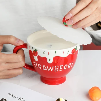

Cute Strawberry Coffee Mug with Lid Ceramic Creative Girl Gift High Quality Milk Espresso Mug Canecas Kitchen Drinkware DB60MK