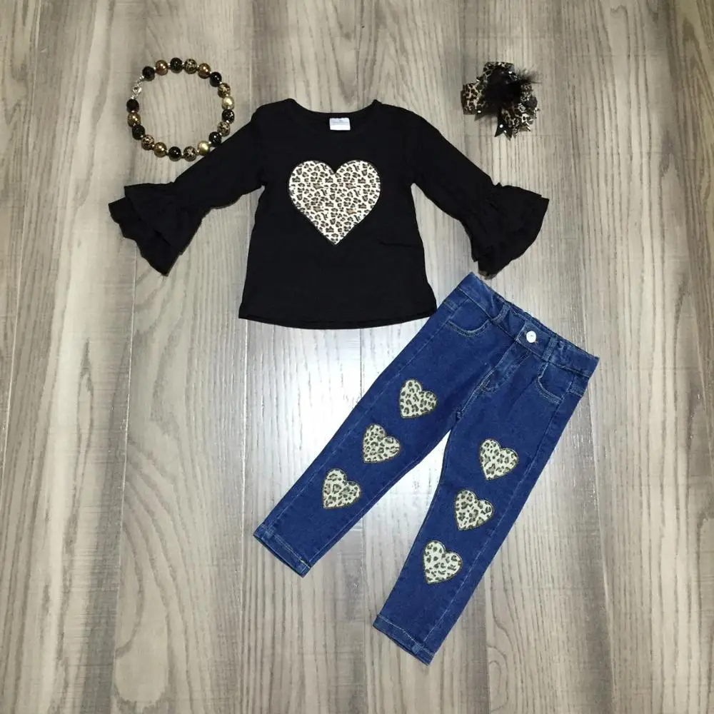 Весенний наряд ко Дню Святого Валентина; детская хлопковая одежда черного цвета с леопардовым принтом в форме сердца; джинсы с оборками; брюки; аксессуары к ним