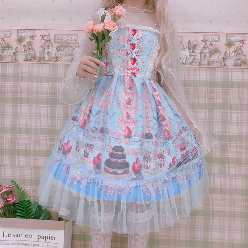 Милое женское платье на бретельках в виде клубничного шоколадного торта